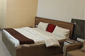 Desk, laptop workspace, free WiFi - Amantaran Farm Retreat (Varanasi)