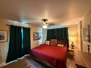 5 bedrooms, WiFi, bed sheets - Neon Jungle Hideaway - 3bed + 2bed Duplex (Louisville)