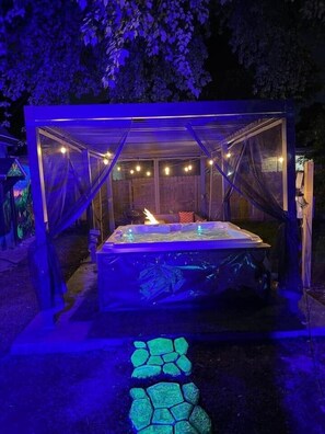 Outdoor spa tub - Neon Jungle Hideaway - 3bed + 2bed Duplex (Louisville)
