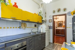 A kitchen with yellow cabinets, a stainless steel sink, and a refrigerator. - Spacious 80 sqm apartment with a balcony, comfortably accommodating up to 4 people, located on the third floor of a building with an elevator. The property is located in the charming Centro neighborhood, in the heart of Livorno's nightlife, just steps fr (Livorno)