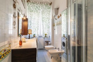 Shower, bidet, towels - GuestHost - Library Appartment - Teresa's House (Livorno)