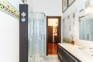 Shower, bidet, towels - GuestHost - Library Appartment - Teresa's House (Livorno)