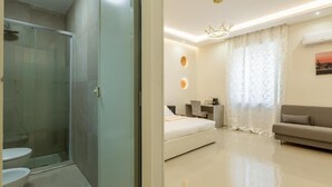 奢华三人房, 城市景观 | 客房内保险箱、办公桌、笔记本电脑工作区、遮光窗帘