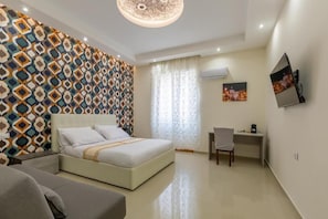 In-room safe, desk, laptop workspace, blackout curtains - Hyper Lodge GuestHouse (Roma)