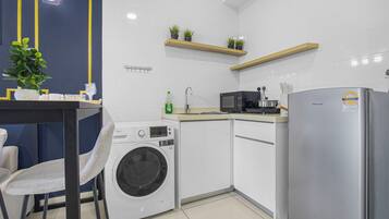 Family Apartment, 1 Bedroom, City View | Private kitchen