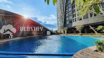 2 outdoor pools