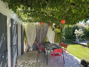Outdoor dining - Charming air-conditioned country house 6p Aix en Provence (5 min from downtown!) (Aix-en-Provence)