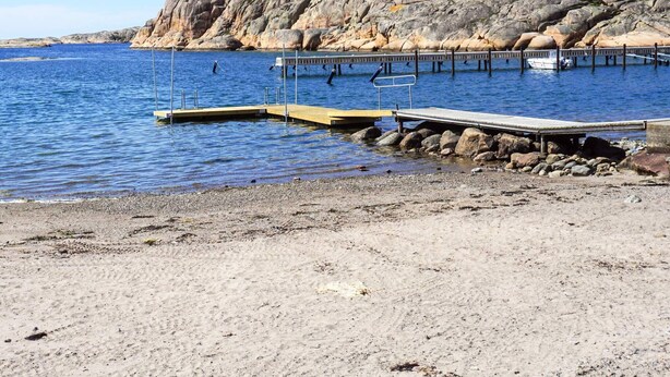 A rocky shoreline with a wooden dock extending into calm water. - 4 Star Holiday Home in Hamburgsund (Hamburgsund)