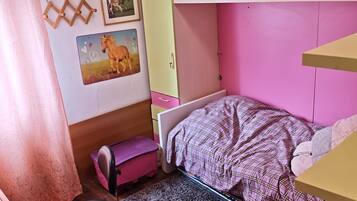 2 bedrooms, iron/ironing board, bed sheets