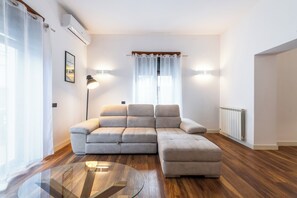 Interior - Dolce Vita al Colosseo (Rome)