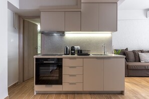 Refrigerador, horno, parrilla de estufa y cafetera y tetera 