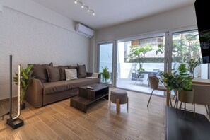 TV - Phaedrus Living: Artotines Urban Residence (Athens)