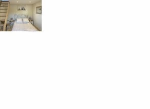 Ein Schlafzimmer mit Bett, Nachttischen, einem Sessel und einer Treppe.