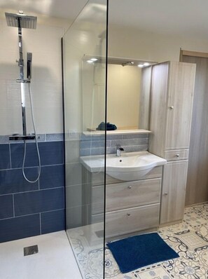 Shower, hair dryer, towels, soap - Gîte Nath & Steph 5 classified 3*** in Cayeux sur Mer - Baie de Somme (Cayeux-sur-Mer)