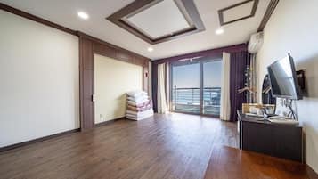 Family Room, Balcony, Ocean View | Interior