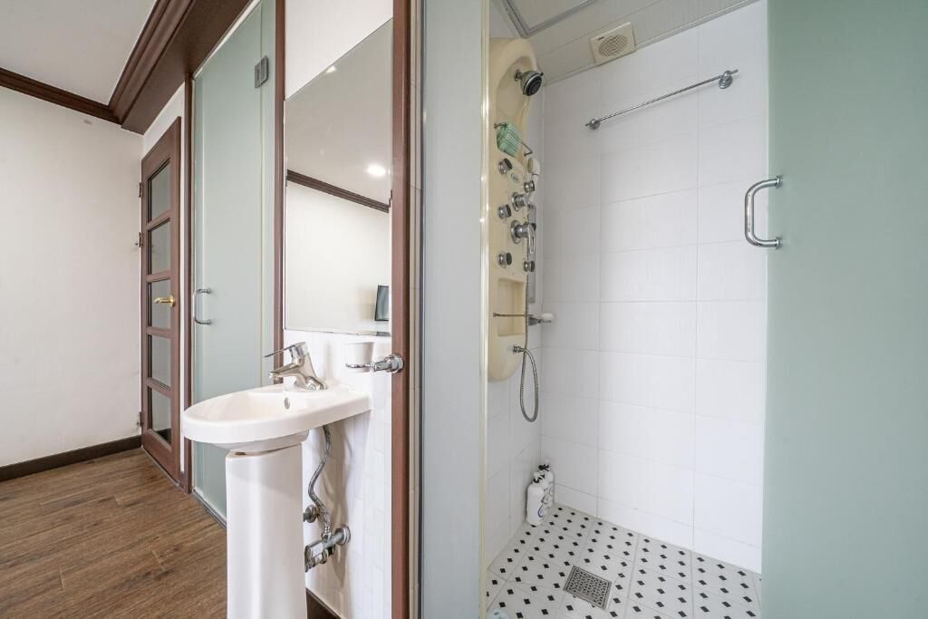 Kamar Basic, balkon, pemandangan samudra | Kamar mandi | Bathtub dan shower terpisah, pengering rambut, sandal, dan handuk