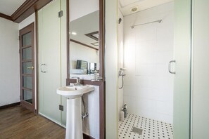 Kamar, balkon, pemandangan laut | Kamar mandi | Bathtub dan shower terpisah, pengering rambut, sandal, dan handuk
