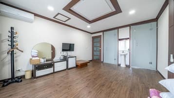 Family Room, Balcony, Ocean View | Interior