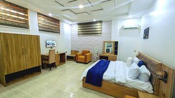 Deluxe Studio, Pool View | Desk, laptop workspace, soundproofing, iron/ironing board