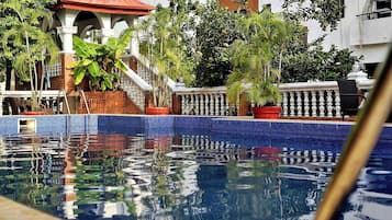 7 outdoor pools