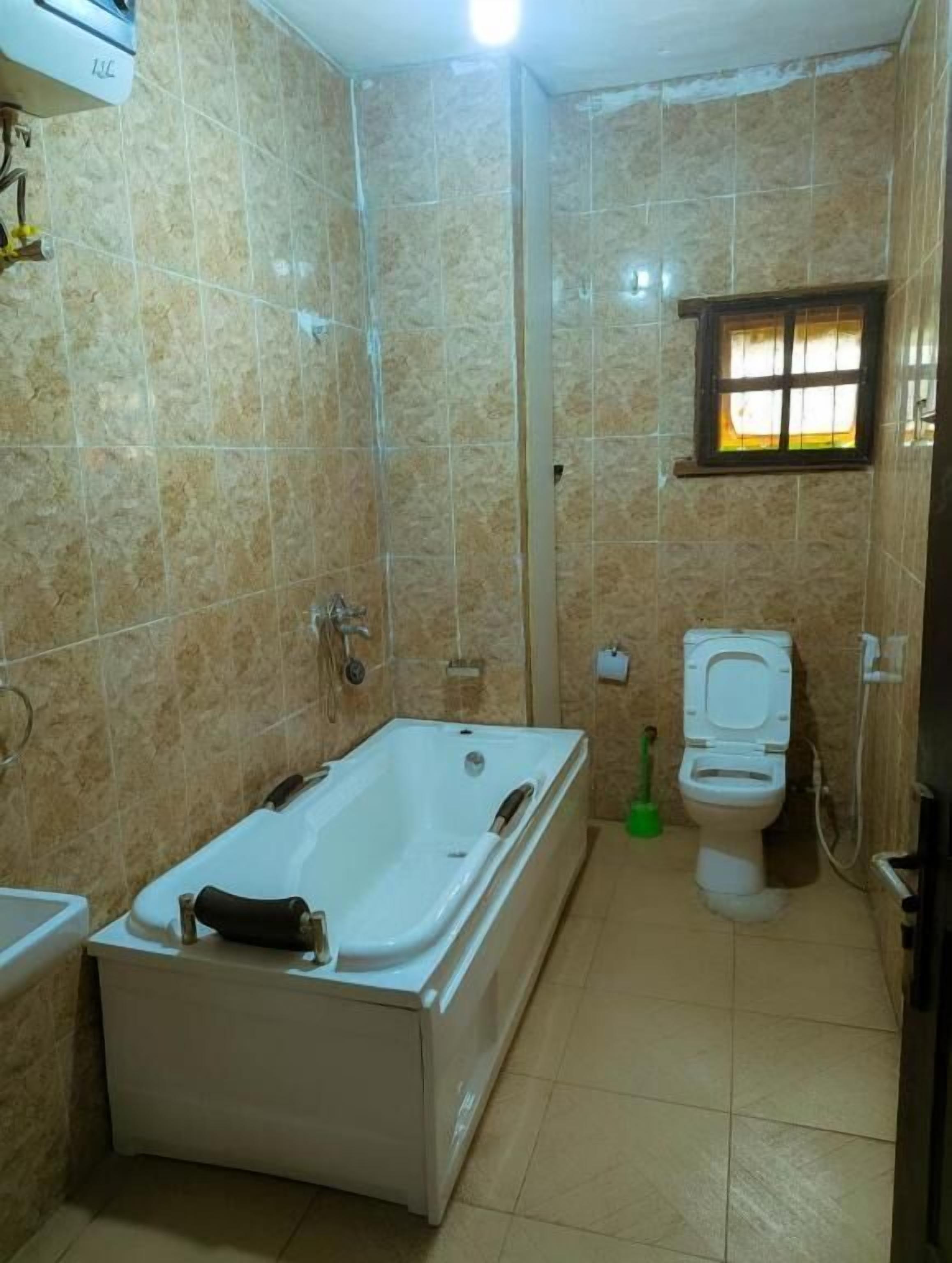 Deluxe Studio, Pool View | Bathroom