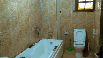 Deluxe Studio, Pool View | Bathroom
