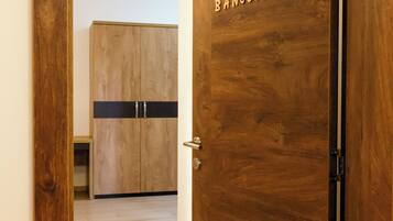 Una porta di legno con la scritta 'BANJŠICE' e un armadio con una striscia nera.