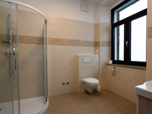 Chambre familiale, vue sur la montagne | Salle de bain | Douche, séchoir à cheveux, serviettes fournies, savon