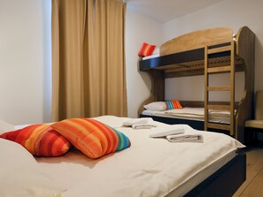 Chambre Familiale, vue montagne | Coffres-forts dans les chambres, bureau, Wi-Fi gratuit