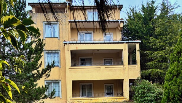 A multi-story building with balconies, surrounded by greenery. - Room-cozy Rooms Near the Airport (Arnavutköy)