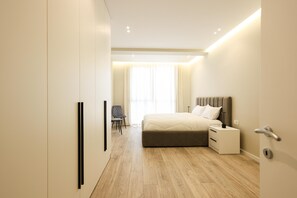 Tabla de planchar con plancha, internet y ropa de cama 