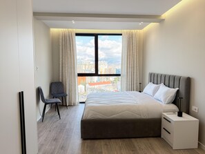 Tabla de planchar con plancha, internet y ropa de cama 