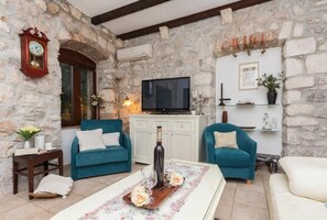 Traditional Apartment, City View | Living area - Apartman Listun (Makarska)