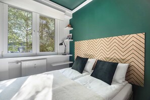Desk, iron/ironing board, travel crib, WiFi - Spacious 3-Bedroom Apartment with a Balcony | Perfect for Remote Work (Toruń)