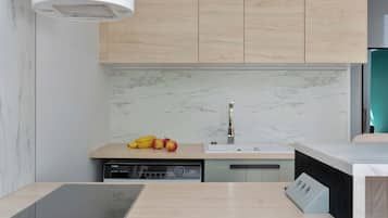 Fridge, oven, stovetop, dishwasher