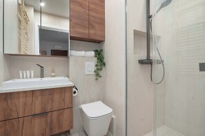 Ducha, secador de pelo, toallas, shampoo