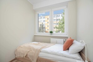 3 habitaciones, escritorio y tabla de planchar con plancha 