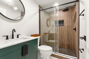 Hair dryer, soap, toilet paper - 3BD 2BA Duplex Brownstone + Parking - 25 min NYC (Jersey City)