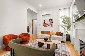 Living area - 3BD 2BA Duplex Brownstone + Parking - 25 min NYC (Jersey City)