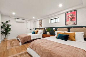 Iron/ironing board, WiFi, bed sheets - 3BD 2BA Duplex Brownstone + Parking - 25 min NYC (Jersey City)