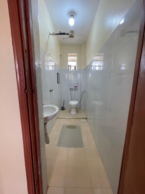 Ein Badezimmer mit Toilette, Waschbecken und Dusche.