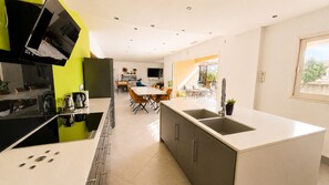 Frigorífico, microondas, horno y placa de cocina
