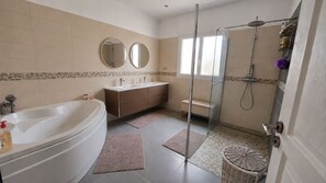 Bathroom - Vrbo Property (Saint-Maurice-sur-Eygues)