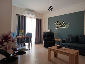 TV, fireplace - Apartment 'Local Paradise Xilokastro Deluxe - Duplicate' with Sea View, Wi-Fi and Air Conditioning (Kato Loutro)