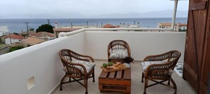 Property grounds - Apartment 'Local Paradise Xilokastro Deluxe - Duplicate' with Sea View, Wi-Fi and Air Conditioning (Kato Loutro)