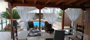 Outdoor dining - Apartment 'Local Paradise Xilokastro Deluxe - Duplicate' with Sea View, Wi-Fi and Air Conditioning (Kato Loutro)