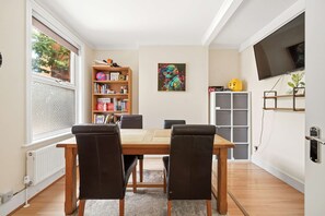 Dining - Peaceful 4-Bed Home in Aylesbury (Aylesbury)