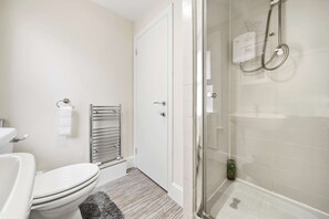 Shower, hair dryer, towels, shampoo - Peaceful 4-Bed Home in Aylesbury (Aylesbury)
