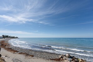 Beach nearby - 'Inner Paradise' Apartment with Shared Pool, Wi-Fi, and Air Conditioning (Atalaya Isdabe)