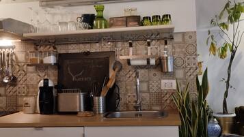 Geladeira, fogão, cooktop, cafeteira/chaleira